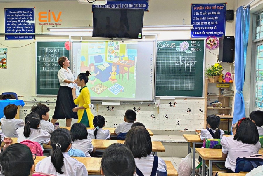 Giáo viên nước ngoài EIV dạy tại trường tiểu học
