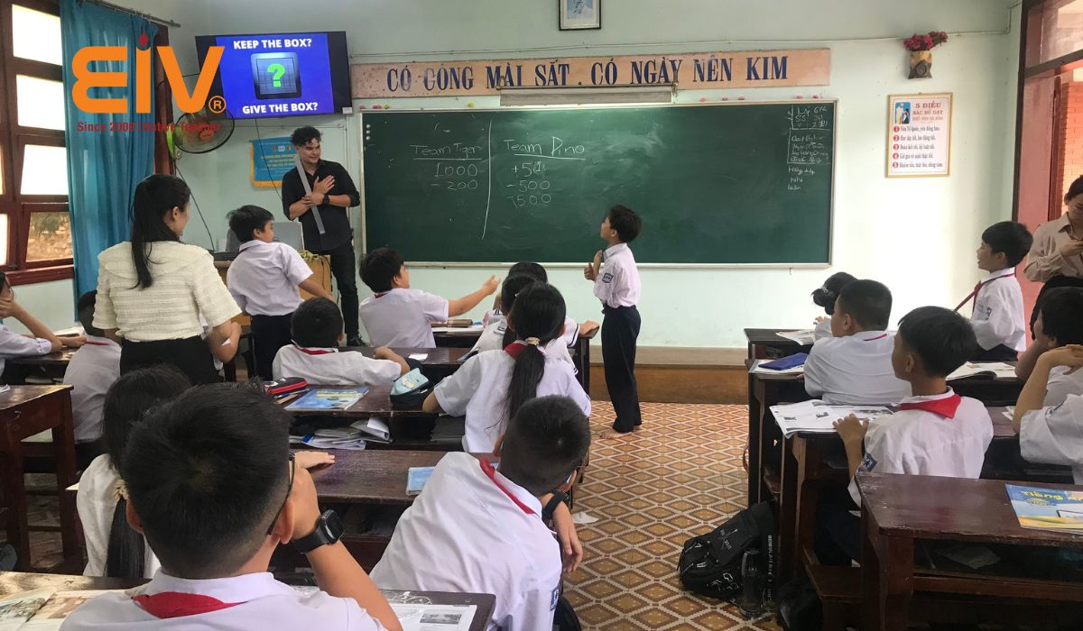 Thầy Matthew dạy tại trường PT Hermann Gmeiner Đà Nẵng