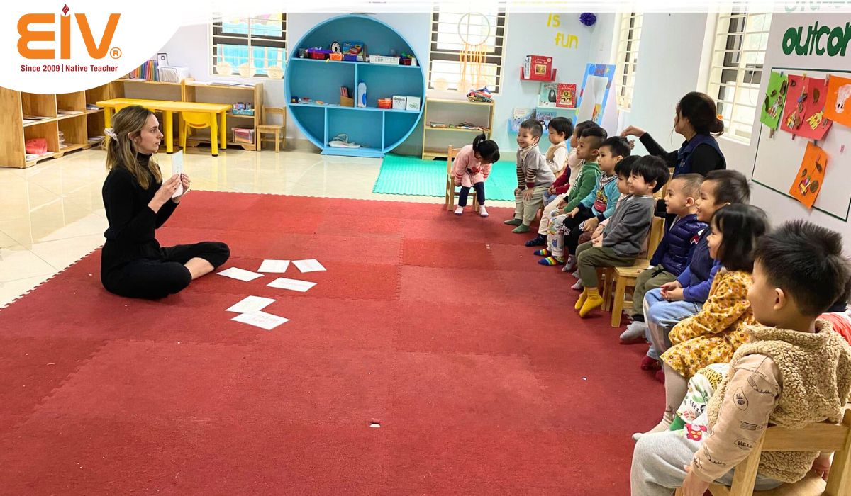 Giáo viên bản ngữ của EIV giảng dạy tại Trường mầm non Hanoi center kids