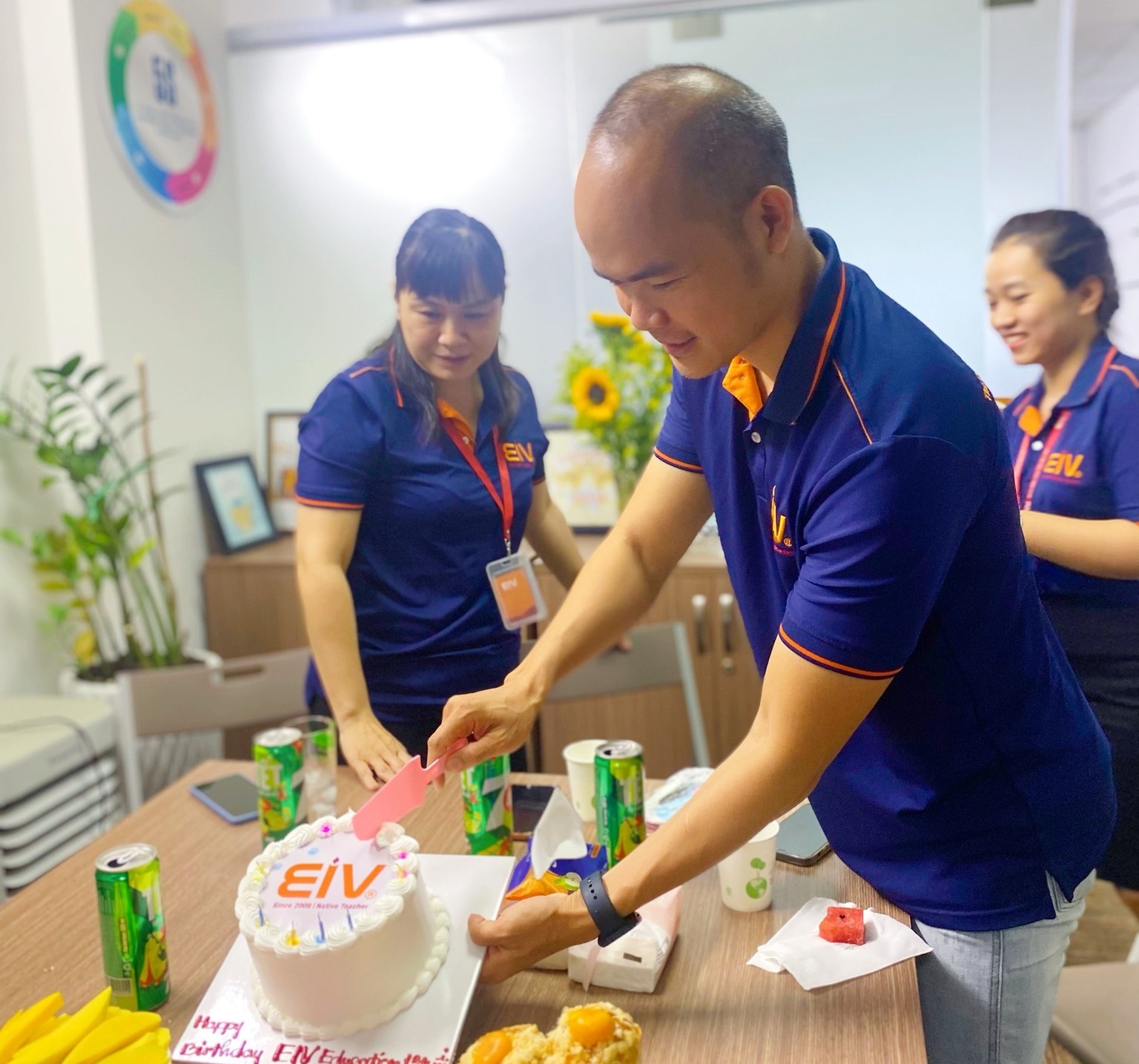 Ông Nguyễn Đình Quyền - Giám đốc chi nhánh TP.HCM cắt bánh mừng sinh nhật EIV