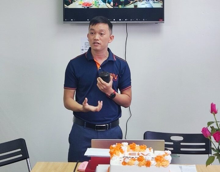 Ông Phạm Hồng Sơn – Giám đốc điều hành của EIV Education phát biểu chúc mừng sinh nhật công ty