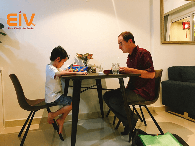 Giáo viên và học sinh trong một hoạt động dạy học tiếng Anh theo phương pháp giao tiếp