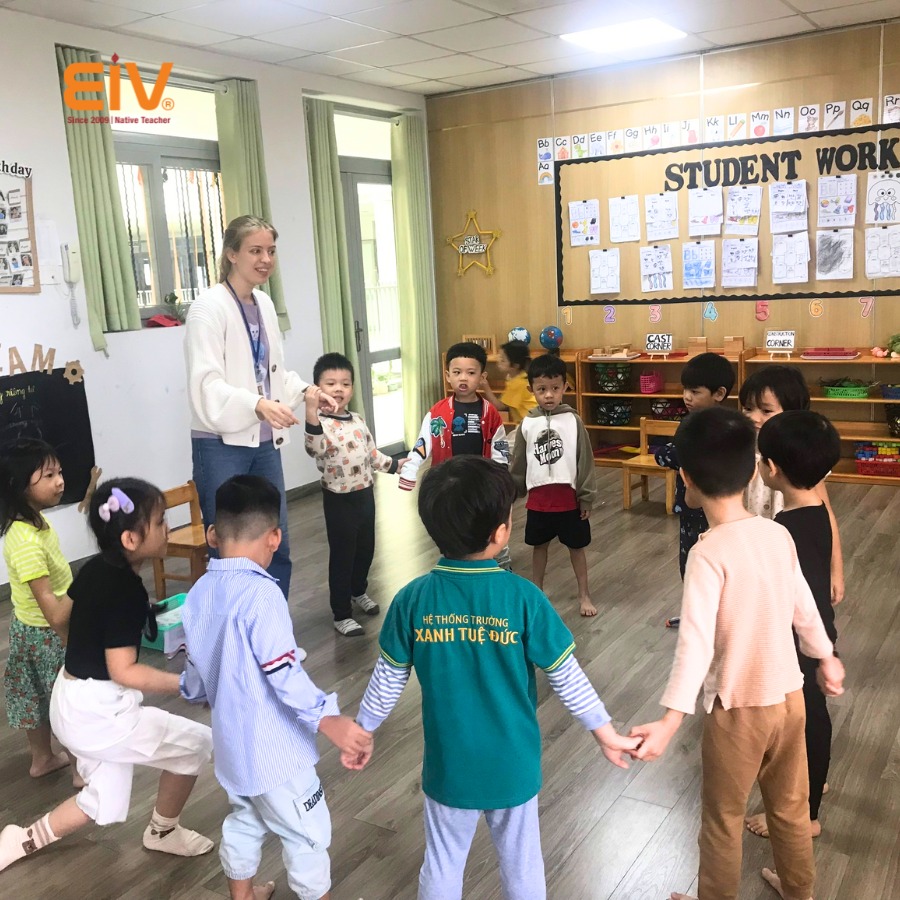 Học sinh Việt Nam tương tác trong lớp học tiếng Anh hiện đại với phương pháp giảng dạy tiên tiến