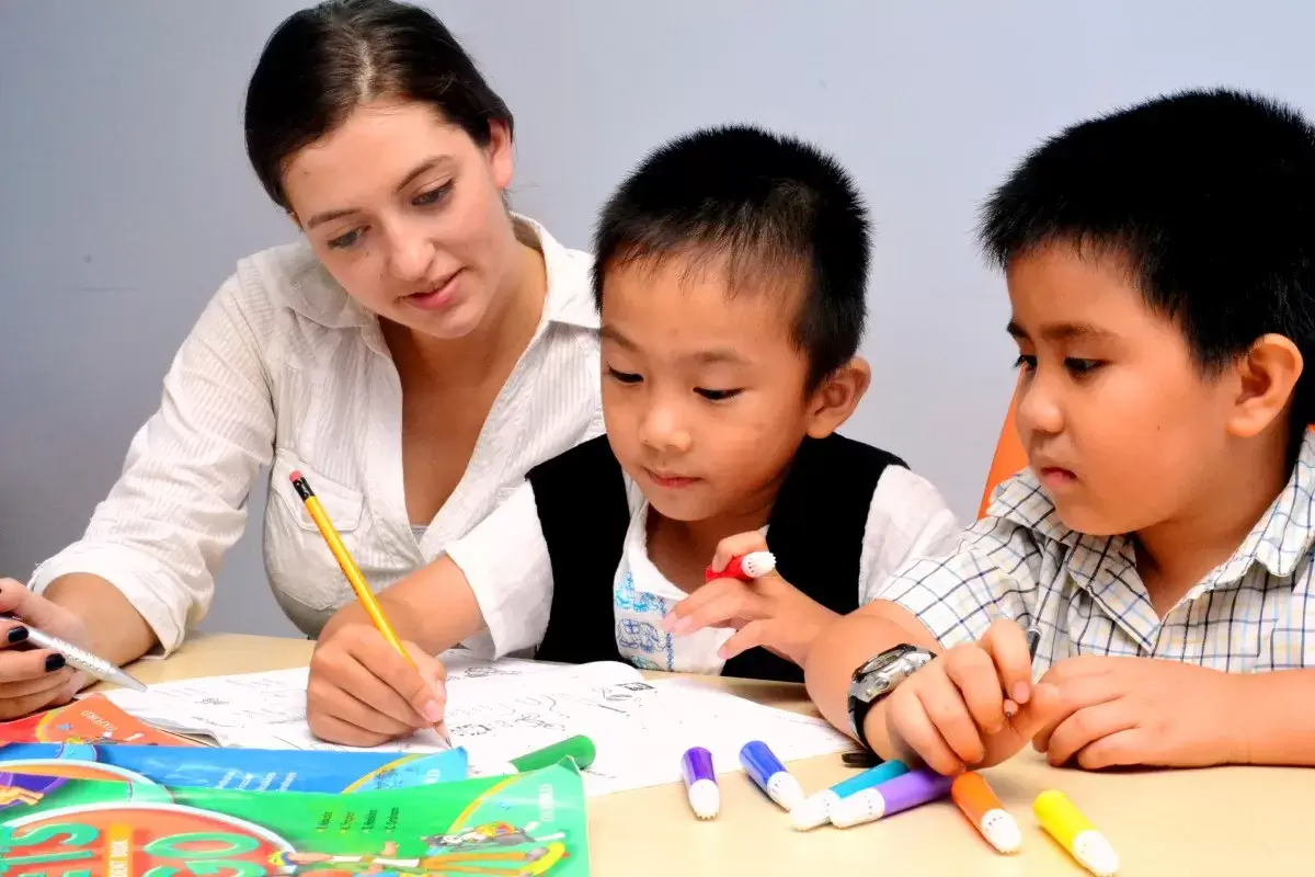 Học sinh tham gia hoạt động giao tiếp tiếng Anh tại trường học