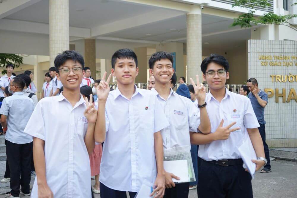 Các thí sinh tự tin khi rời khỏi phòng thi môn tiếng Anh Kỳ thi tuyển sinh lớp 10 Đà Nẵng