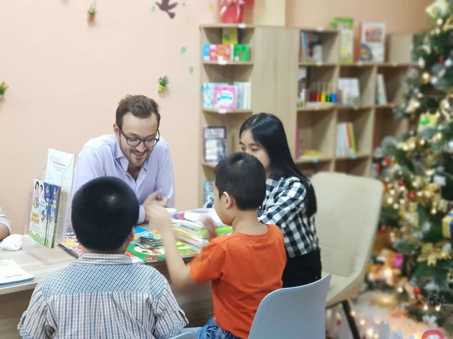 Học tiếng Anh với giáo viên bản xứ tại EIV Education