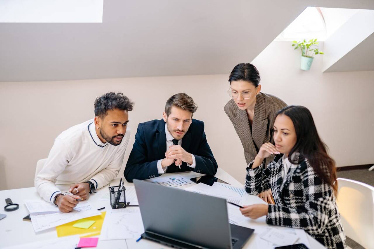 Giấy Phép Lao Động Có Theo Công Ty Hay Theo Cá Nhân Người Lao Động?